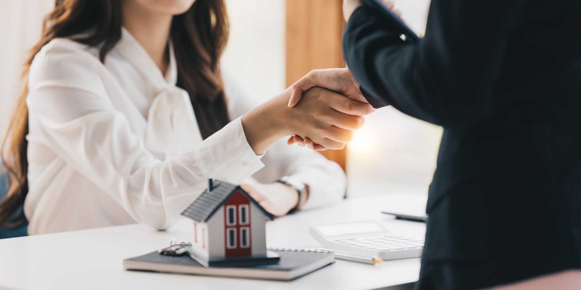 Agent Real Estate shake hand customer